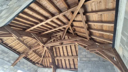 Levage d'une charpente traditionnelle sur un garage 4 pans, Dole, Richard Bois & Toit