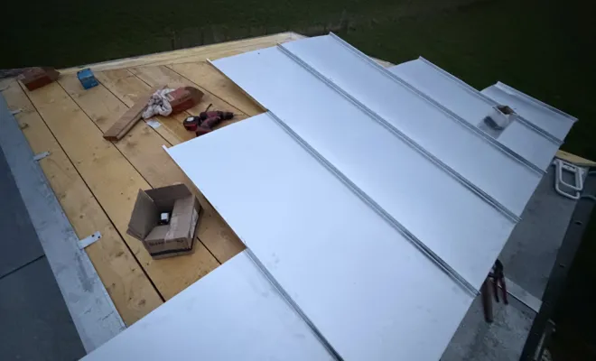 Pose des premiers bacs de joint debout