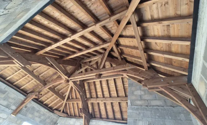 Levage d'une charpente traditionnelle sur un garage 4 pans, Dole, Richard Bois & Toit