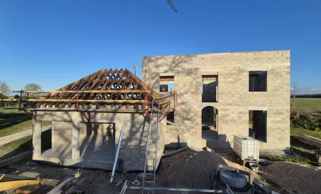 Levage d'une charpente traditionnelle sur un garage 4 pans, Dole, Richard Bois & Toit