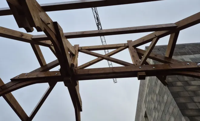 Levage d'une charpente traditionnelle sur un garage 4 pans, Dole, Richard Bois & Toit