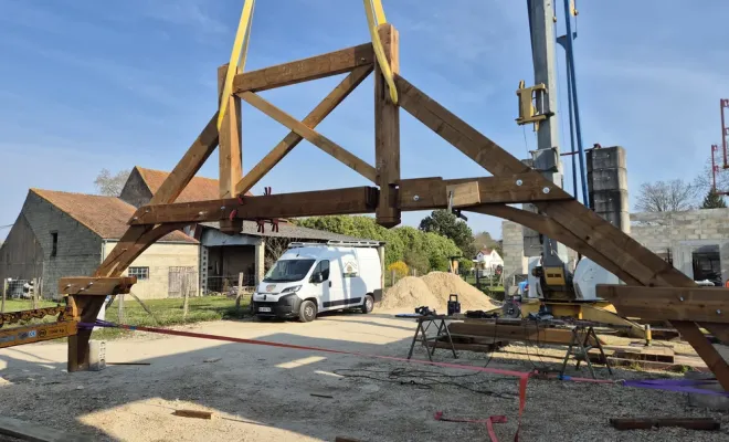 Levage d'une charpente traditionnelle sur un garage 4 pans, Dole, Richard Bois & Toit