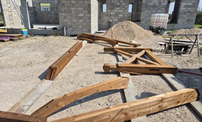 Levage d'une charpente traditionnelle sur un garage 4 pans, Dole, Richard Bois & Toit