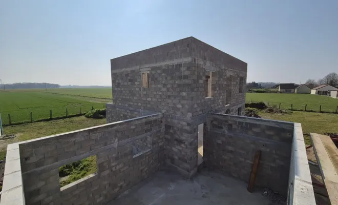 Levage d'une charpente traditionnelle sur un garage 4 pans, Dole, Richard Bois & Toit