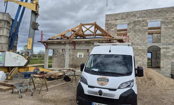 Levage d'une charpente traditionnelle sur un garage 4 pans, Dole, Richard Bois & Toit