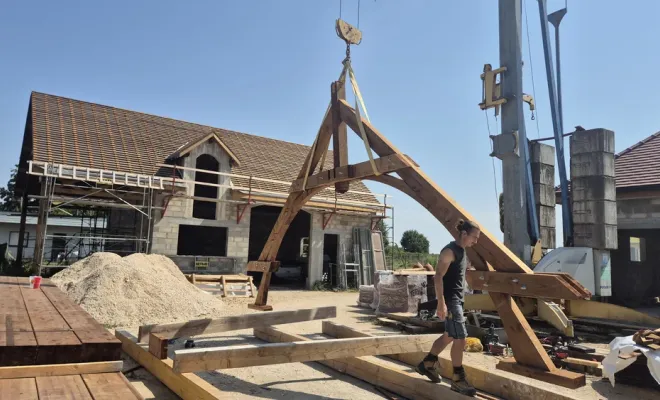 Levage d'une charpente pour une maison principale en 4 pans, Dole, Richard Bois & Toit