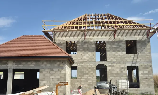 Levage d'une charpente pour une maison principale en 4 pans, Dole, Richard Bois & Toit