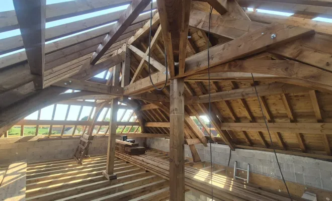 Levage d'une charpente pour une maison principale en 4 pans, Dole, Richard Bois & Toit
