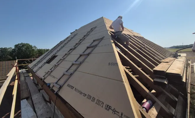 Levage d'une charpente pour une maison principale en 4 pans, Dole, Richard Bois & Toit