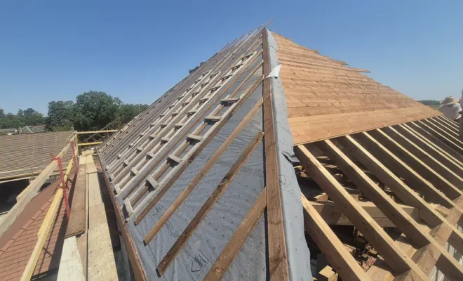 Levage d'une charpente pour une maison principale en 4 pans, Dole, Richard Bois & Toit